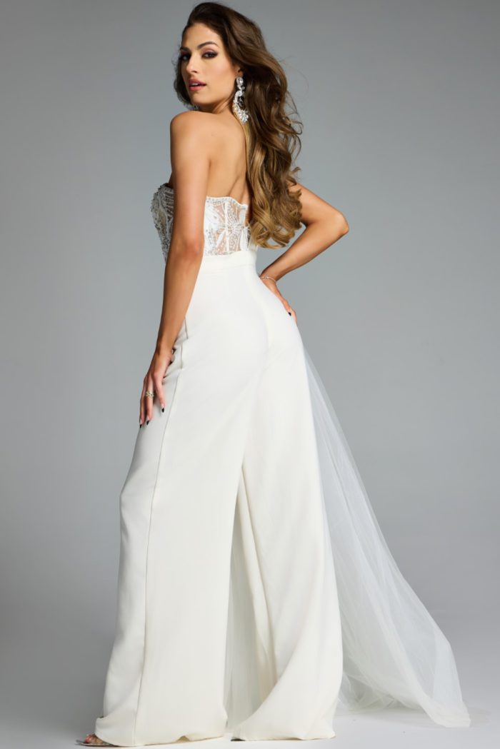 Model wearing Jovani dress 40933.