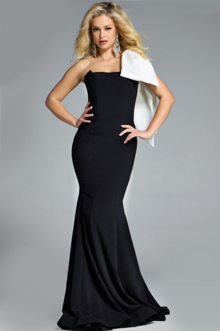 Model wearing Jovani dress 41132.