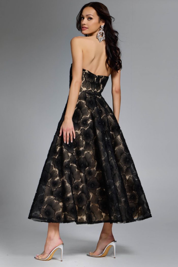 Model wearing Jovani dress 41187.