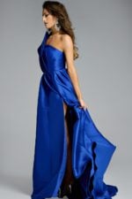 Model wearing Jovani dress 43277.