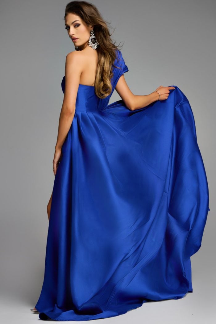 Model wearing Jovani dress 43277.